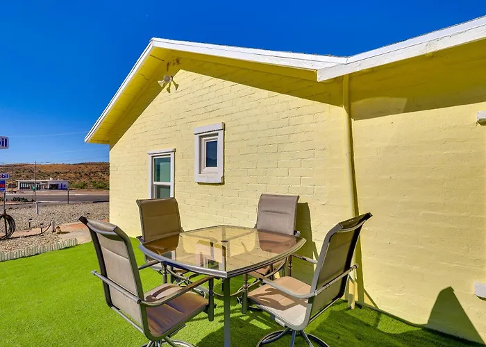 Route 66 Roadtripper Retreat W/ Private Backyard Kingman