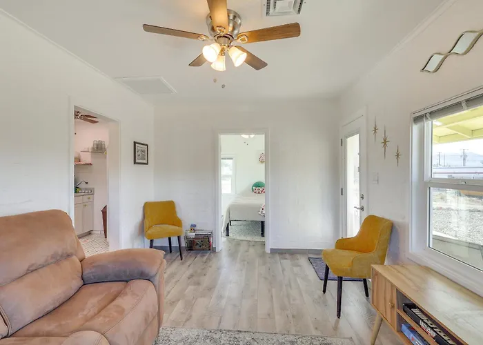 Route 66 Roadtripper Retreat W/ Private Backyard *