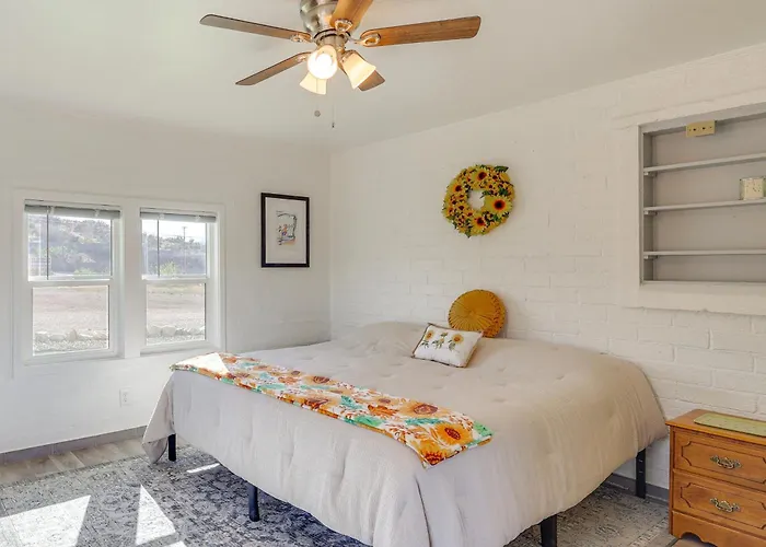 Route 66 Roadtripper Retreat W/ Private Backyard Hébergement de vacances Kingman
