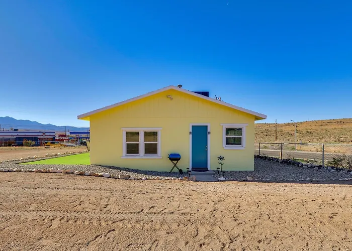Route 66 Roadtripper Retreat W/ Private Backyard Hébergement de vacances Kingman