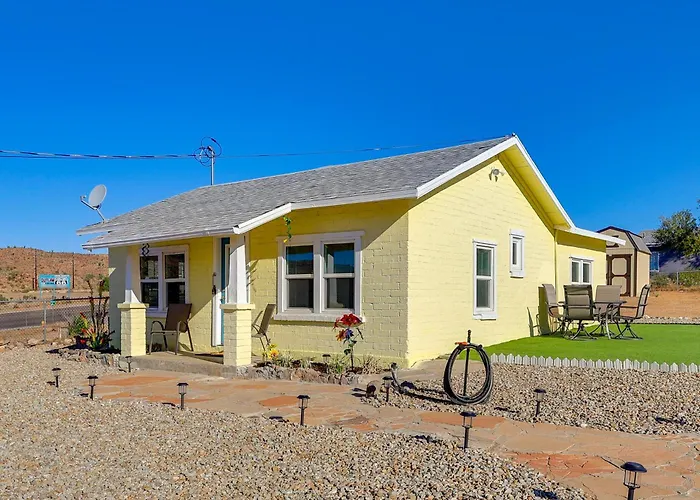 Route 66 Roadtripper Retreat W/ Private Backyard